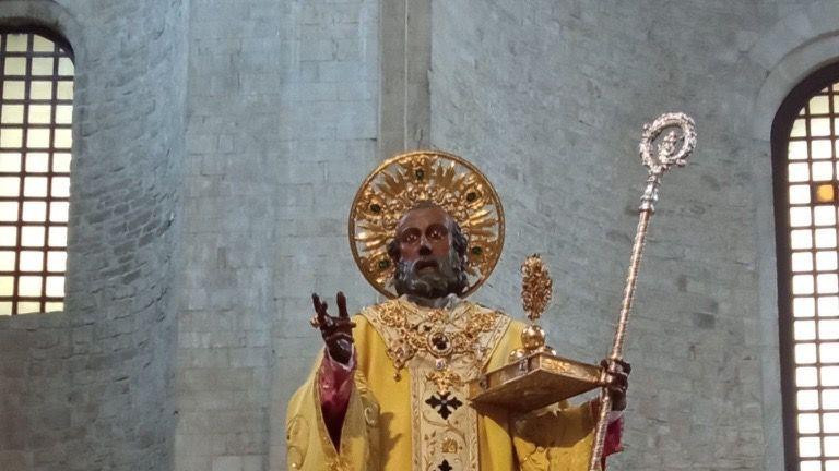 sveti nikola, kip svetog nikole u crkvi u bariju