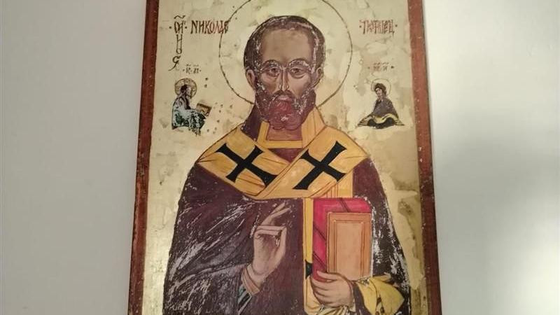 Ikona Svetog Nikole na zidu 