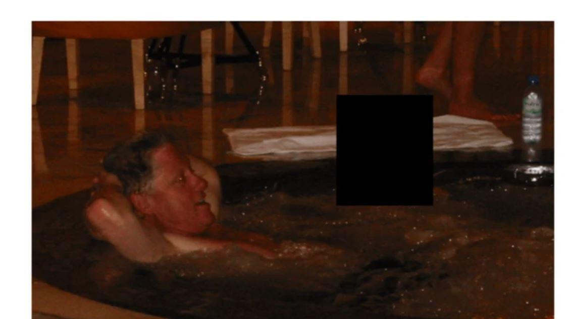 Bil Klinton uživa u nečemu što izgleda kao đakuzi