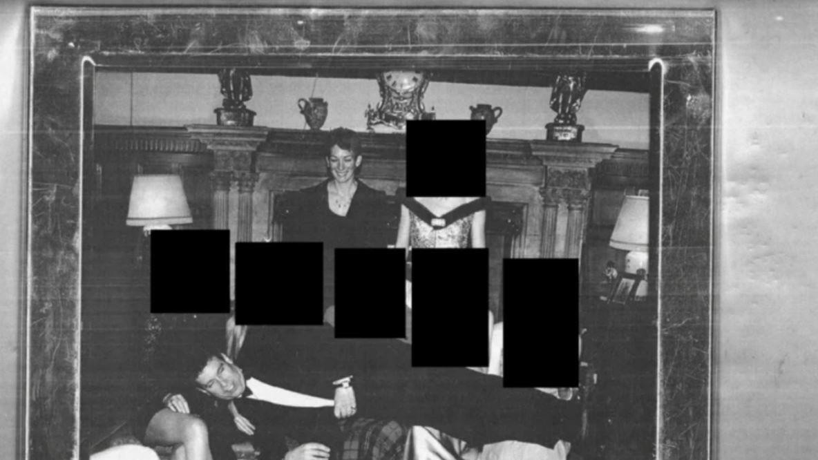 crno-bela fotografija Endrua kako leži preko krila žena koje sede na sofi