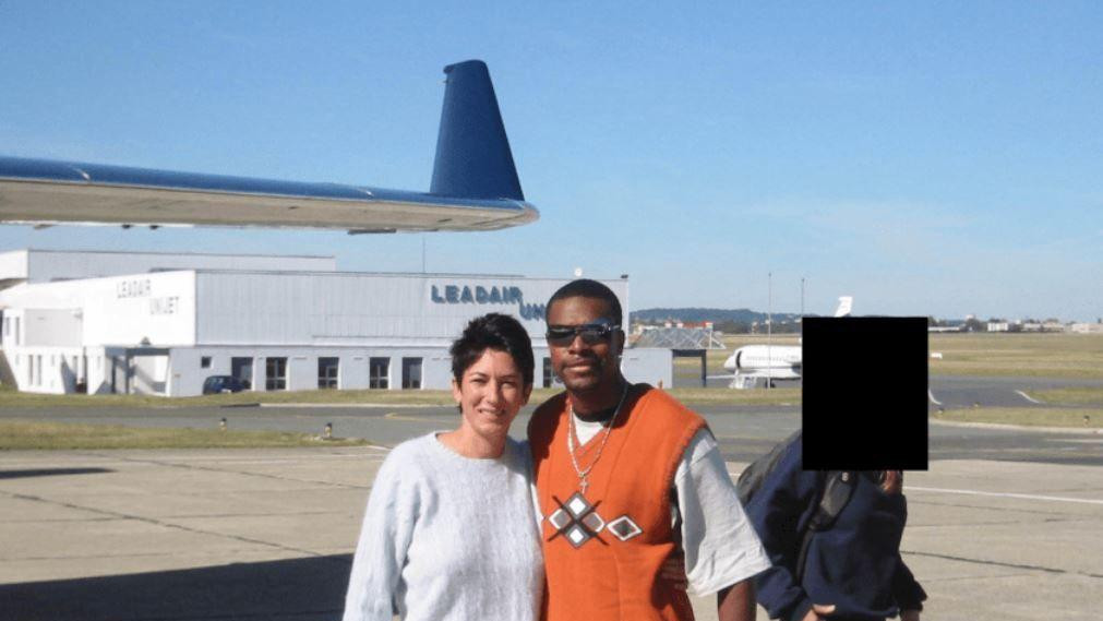 Glumac Kris Taker pozira na aerodromskoj sa osuđenom Epstinovom saradnicom Gilejn Maksvel