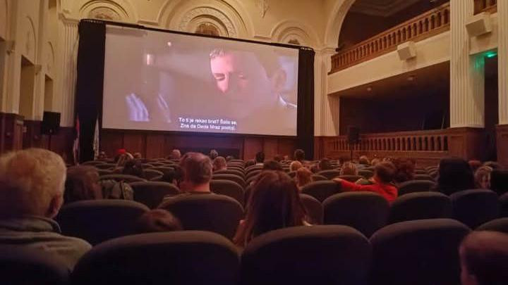 ljudi sede u bioskopu 