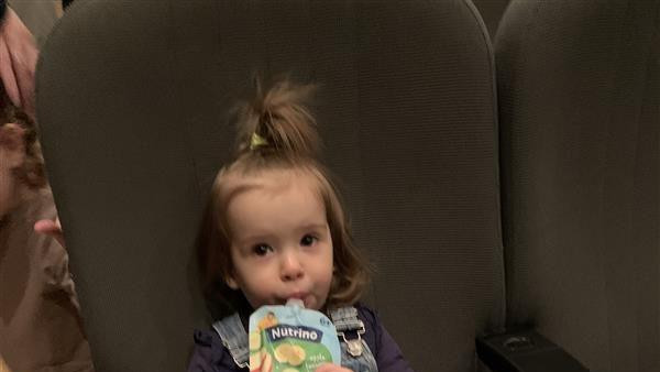 devojčica u bioskopu 