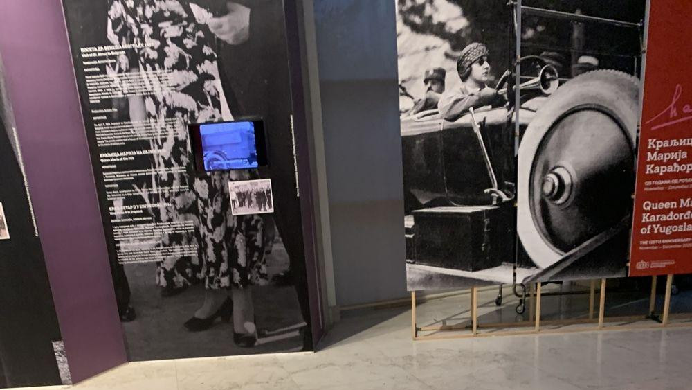 devojčica u holu Kinoteke 