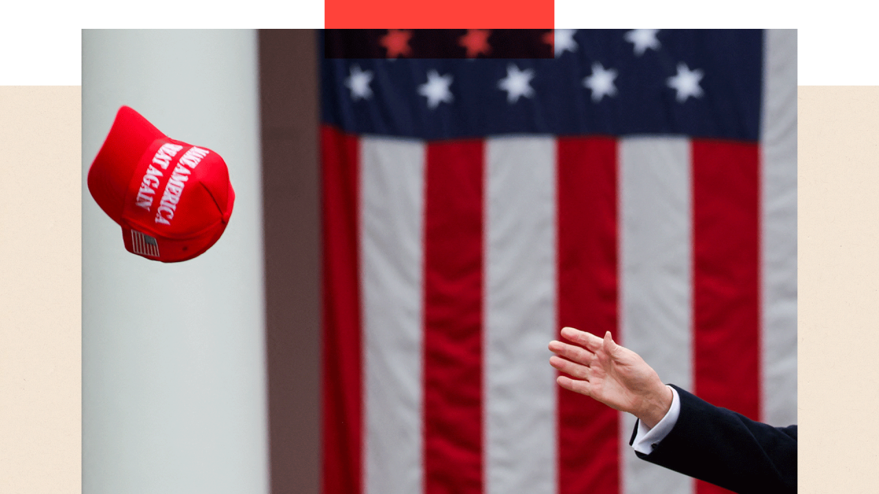 Ruka koja pokušava da uhvati kačket MAGA iza njih je američka zastava 