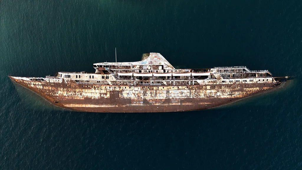 napušteni brod, napušteni kruzer na otvorenom moru