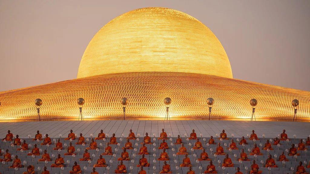 monasi se mole u tajlandu