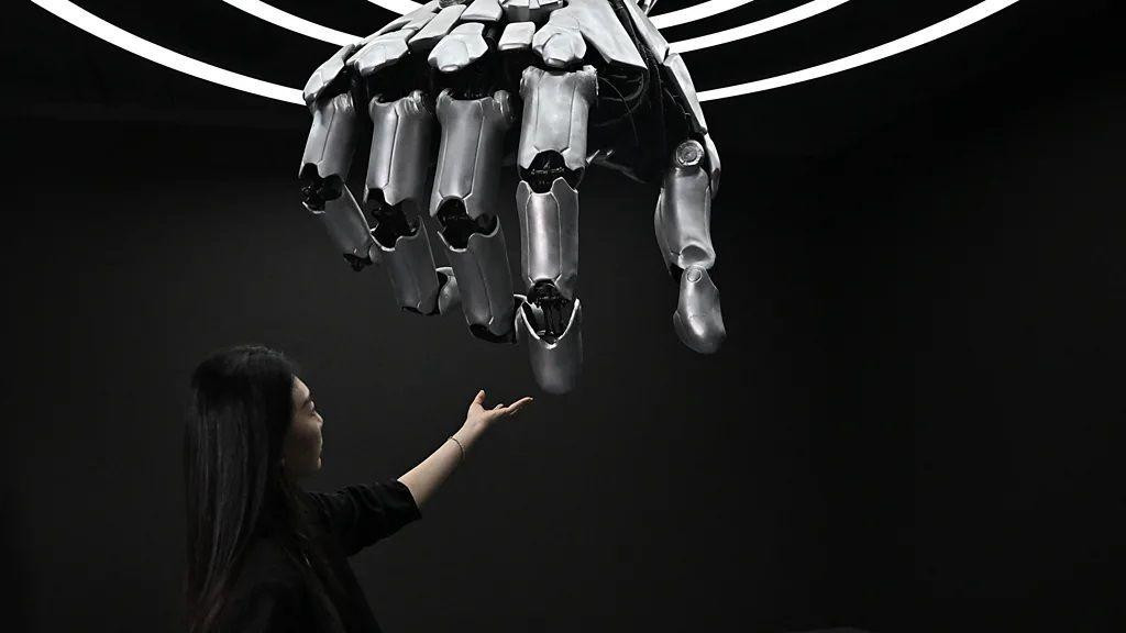 robotska ruka, robotska šaka, devojka stoji i dodiruje šaku robota
