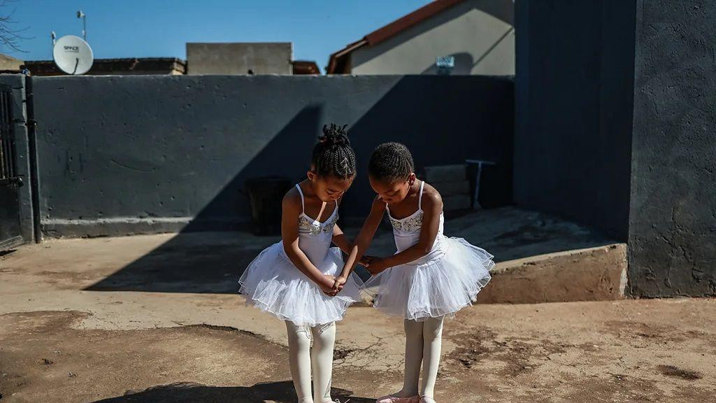 devojčice obučene kao balerine, dve devojčice balerine, balerine