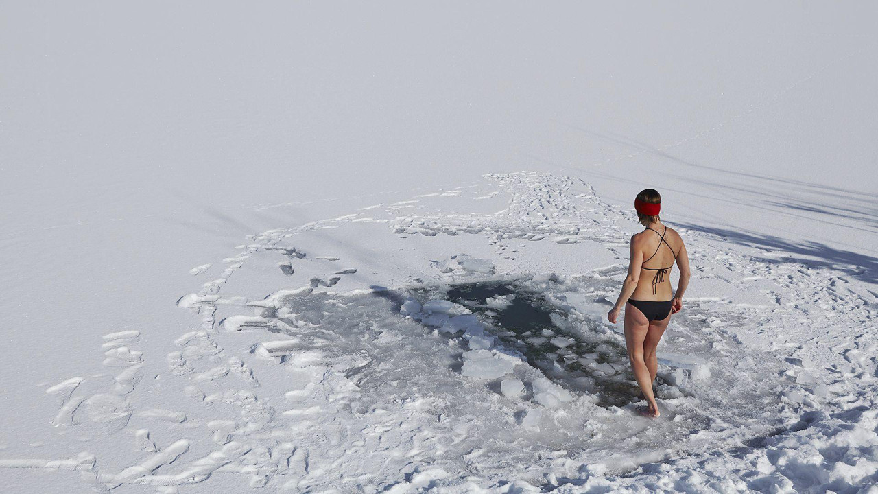 žena na ledenom jezeru 