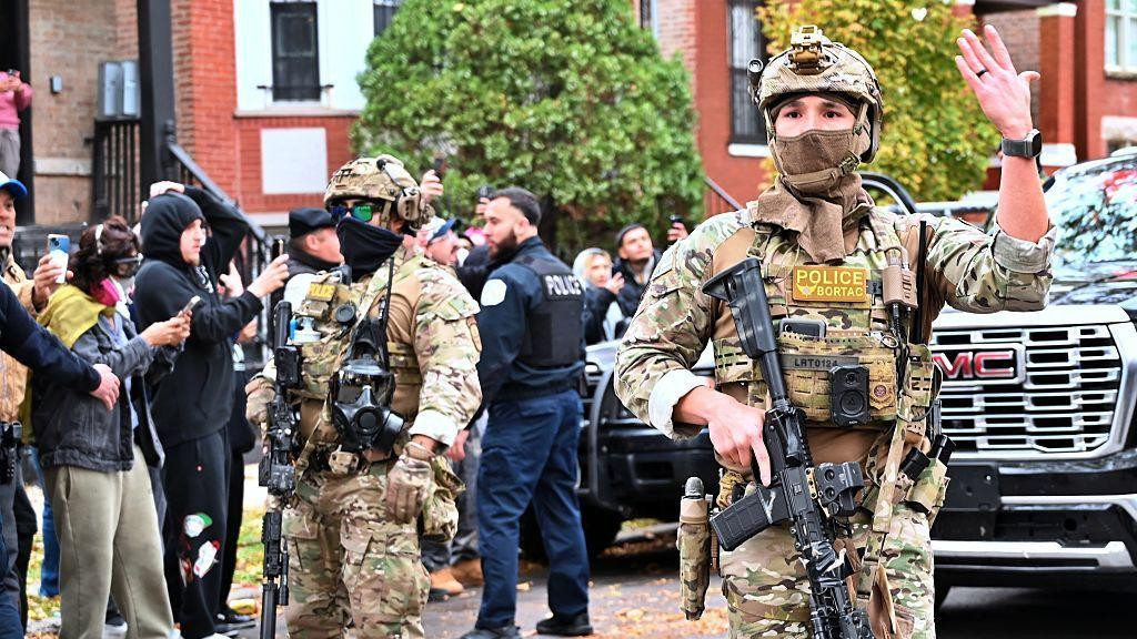 Agenti Imigracione i carinske službe (ICE) sprovode operacije u naselju Little Village, pretežno meksičko-američkoj zajednici u Čikagu, Sjedinjene Američke Države, 8. novembra 2025. godine.