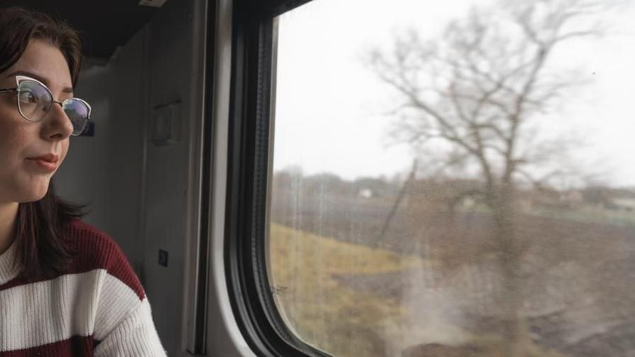 Devojka sa naočarima putuje vozom