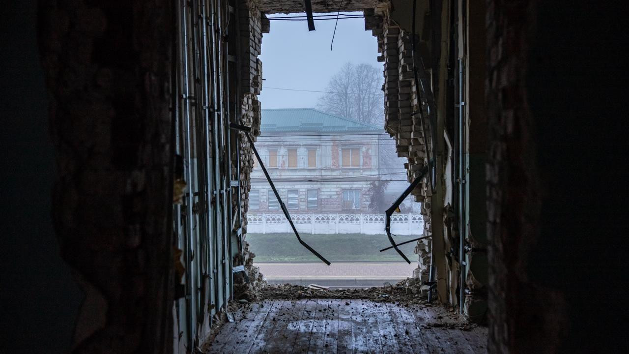 Rupa u zidu granatirane stanice