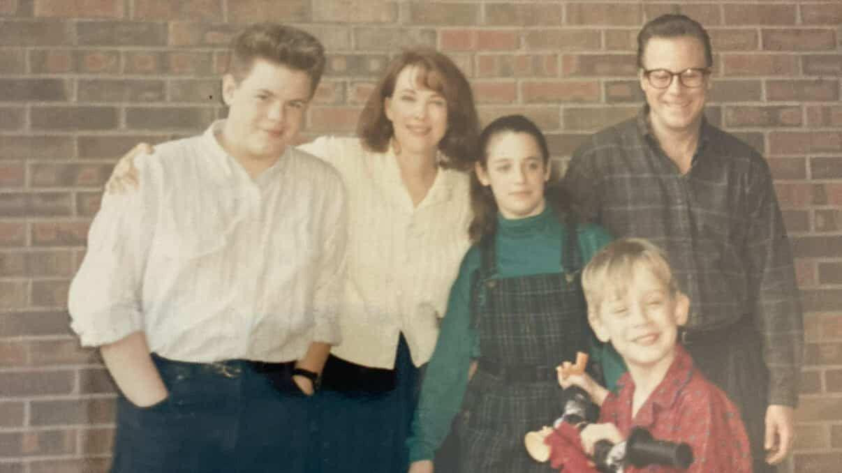 Hilari Vulf Saba tokom snimanja Sam u kući