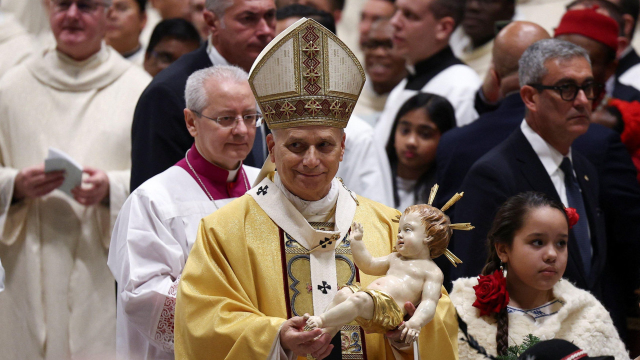 Papa Lav Četrnaest drži figuru bebe Isusa Hrista tokom mise u Bazilici Svetog Petra u Vatikanu