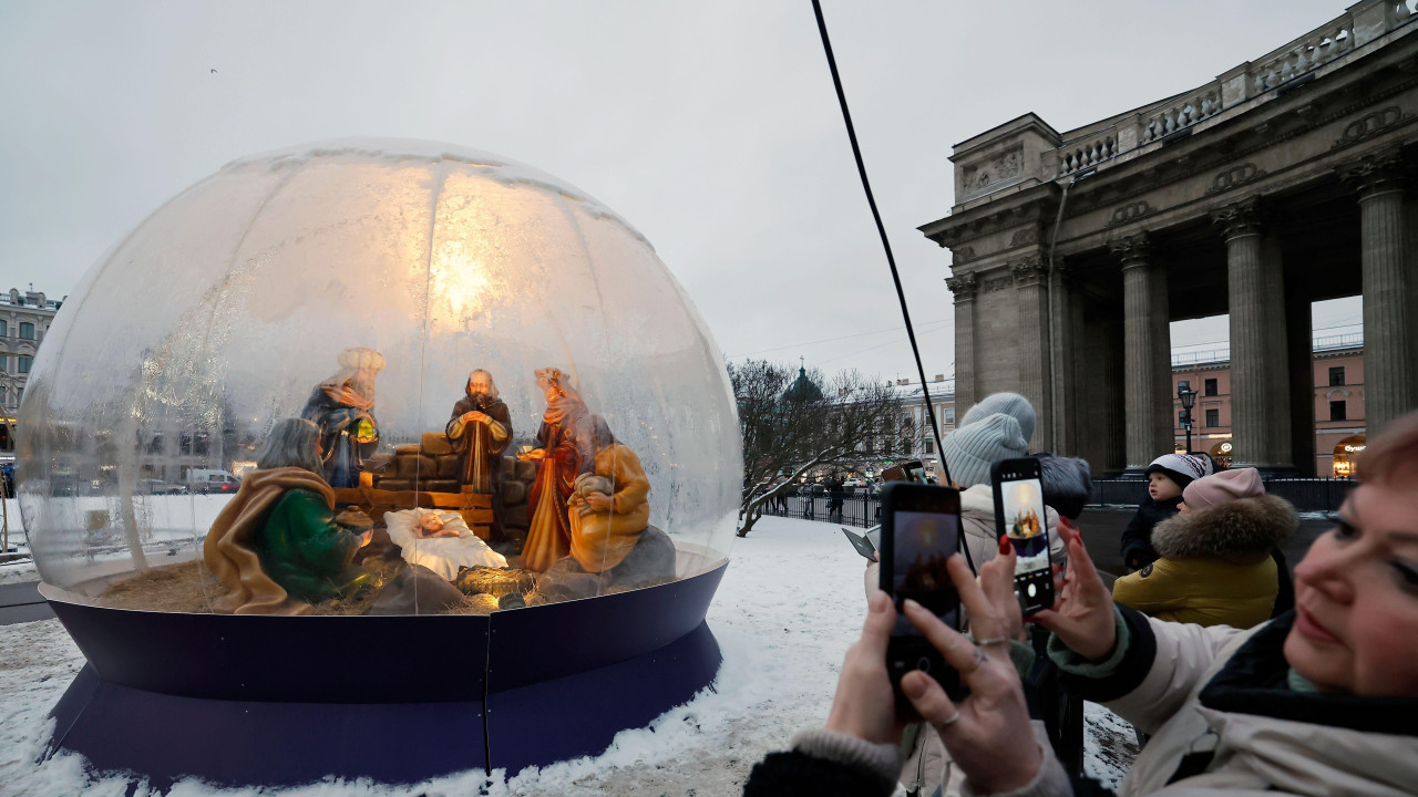 Ljudi gledaju instalaciju jaslica u blizini Kazanjske crkve uoči proslave Nove godine i Božića u Sankt Peterburgu, Rusija, 24. decembra 2025. Rusi se spremaju da proslave Novu godinu 31. decembra i Božić, koji se obeležava 7. januara, ruskom pravoslavnom julijanskom kalendaru.