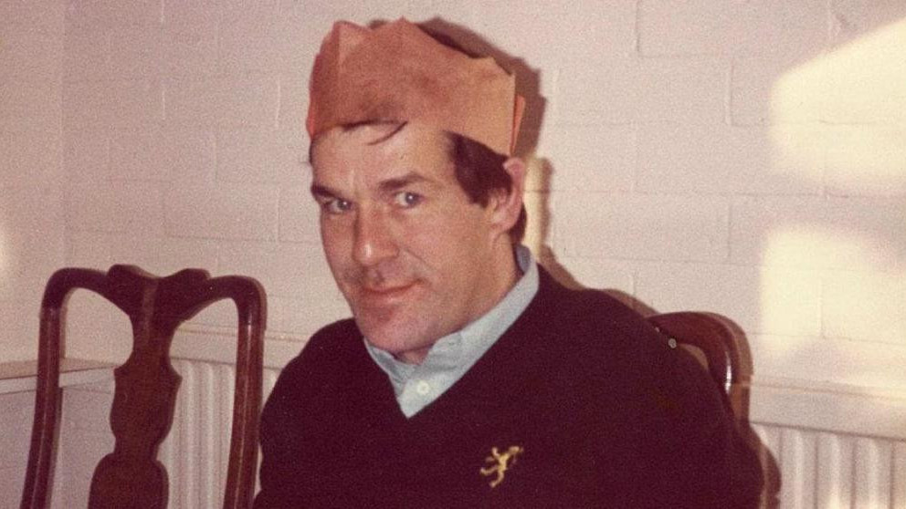 Roni u džemperu sa papirnom krunom na glavi