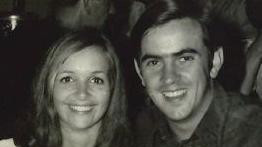 Crno-bela fotografija žene (levo) i muškarca (desno) 