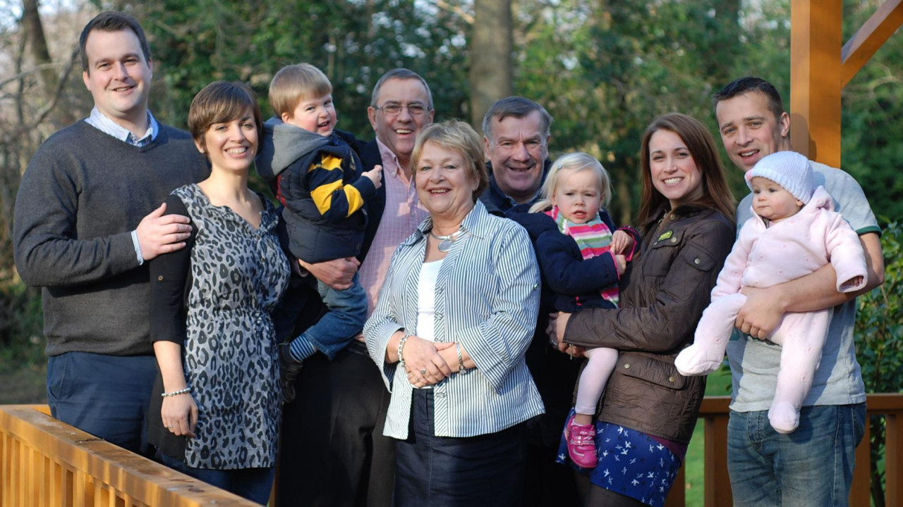 Rob, Dajen i Roni (u centru) sa njihovo dvoje dece, Lojdom i Kejt, njihovim partnerima i troje unučadi