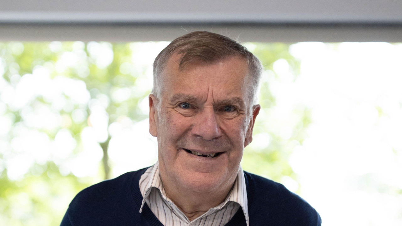 Roni nasmejan drži sertifikat