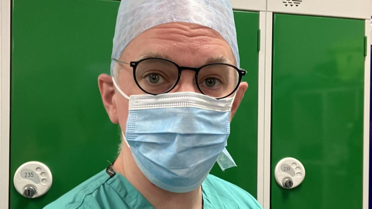 džejms galager, bbc novinar, muškarac sa hihurškom opremom, hirurg, operacija, operaciona sala