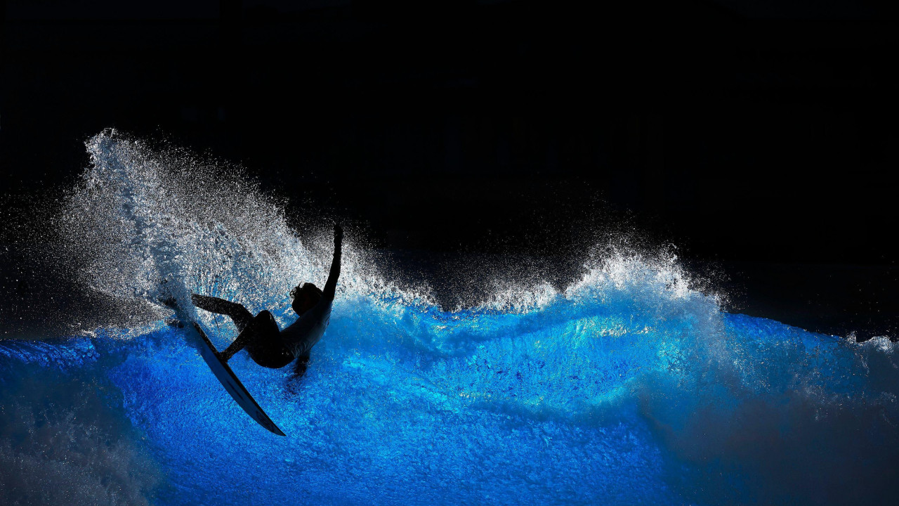 Surferka Aelan Vast iz Francuske Polinezije vežba na talasu u Nemačkoj