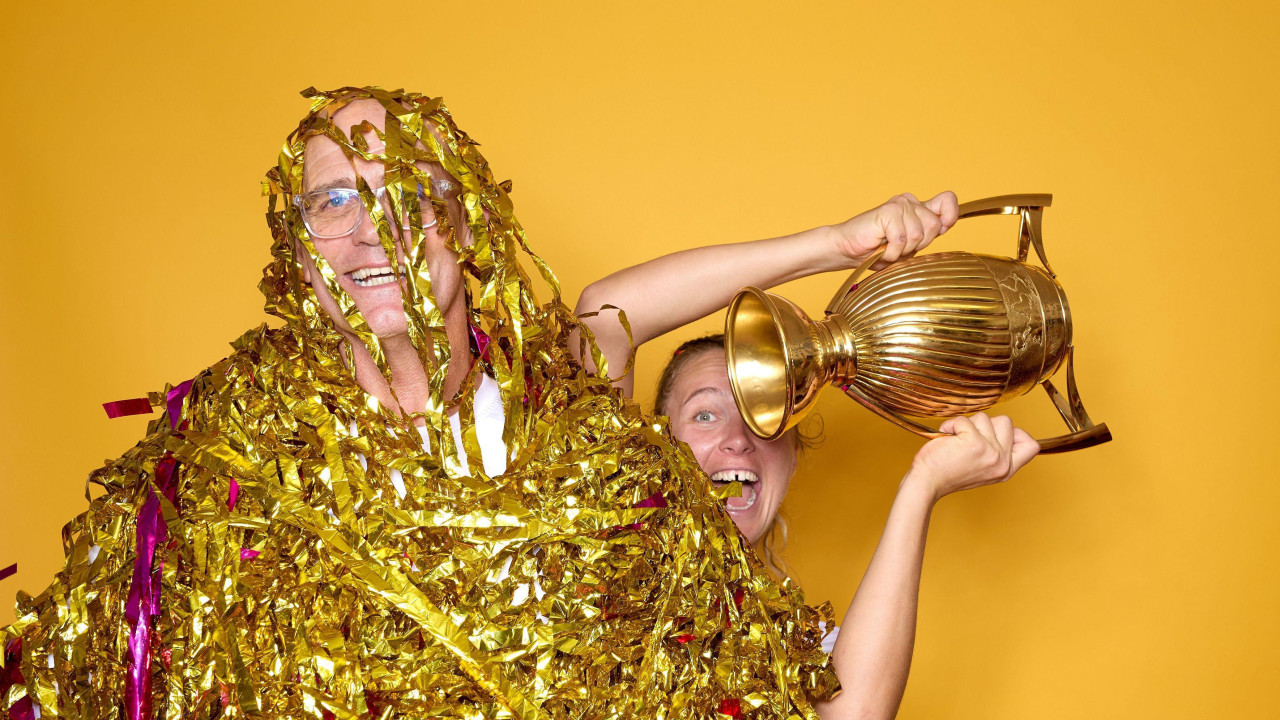 Trener engleskih ragbistkinja Džon Mičel, prekriven konfetama, i kapitenka Zoe Aldcroft sa peharom u rukama posle Svetskog ragbi prvenstva za žene