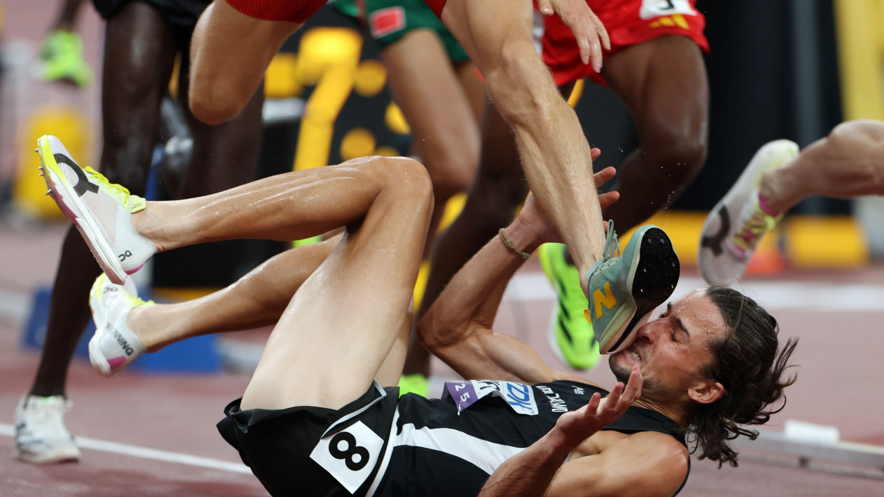 Džordi Bimiš pada nakon što se zaglavio u gužvi u prvim krugovima trke na 3.000 metara sa preprekama na Svetskom prvenstvu.  