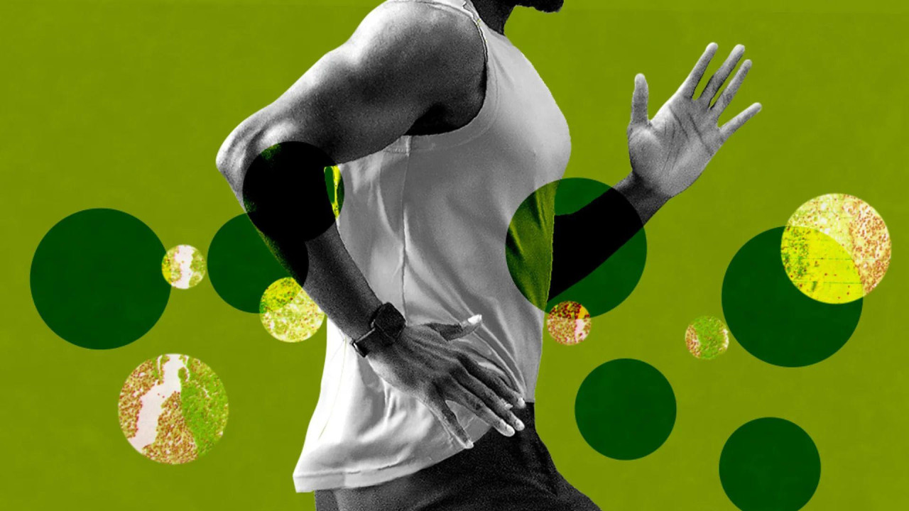 muškarac trči na zelenoj pozadini 