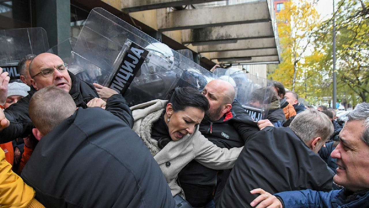 marinika tepić i policijski kordon, kordon policije, opozicija i policija