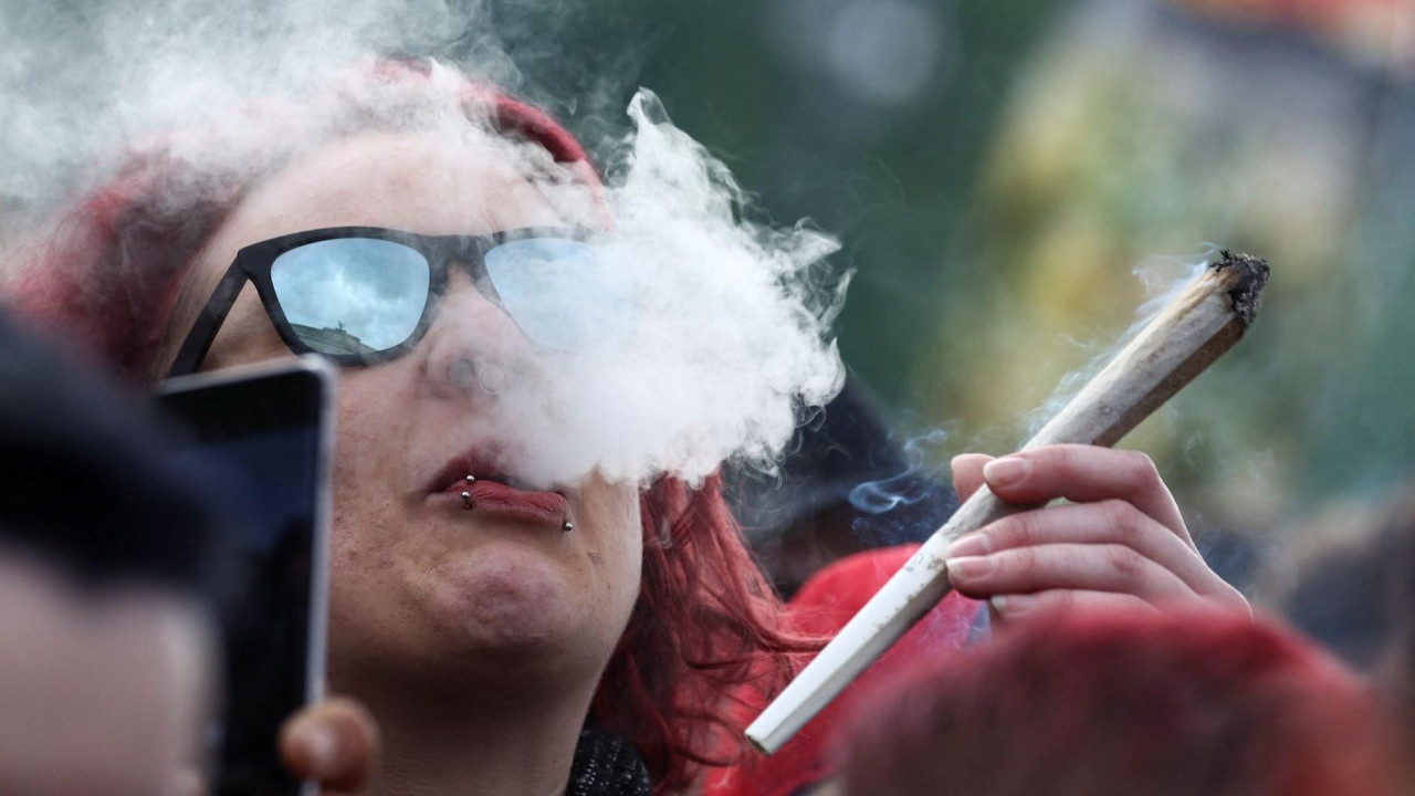 Žena sa džointom na skupu „Prijatelji kanabisa" ispred Brandenburške kapije u Berlinu, glavnom gradu Nemačke 