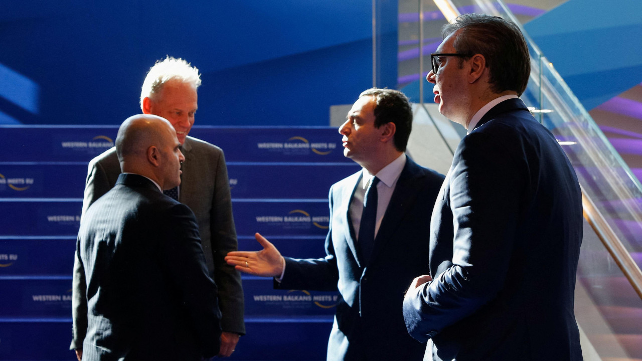 Predsednik Srbije Aleksandar Vučić šeta dok kosovski premijer Albin Kurti razgovara sa premijerom Severne Makedonije Dimitrom Kovačevskim i generalnim direktorom Evropske komisije za pregovore o proširenju Gertom Janom Koopmanom, tokom sastanka lidera Zapadnog Balkana u Skoplju, Severna Makedonija, 22. januara 2024.