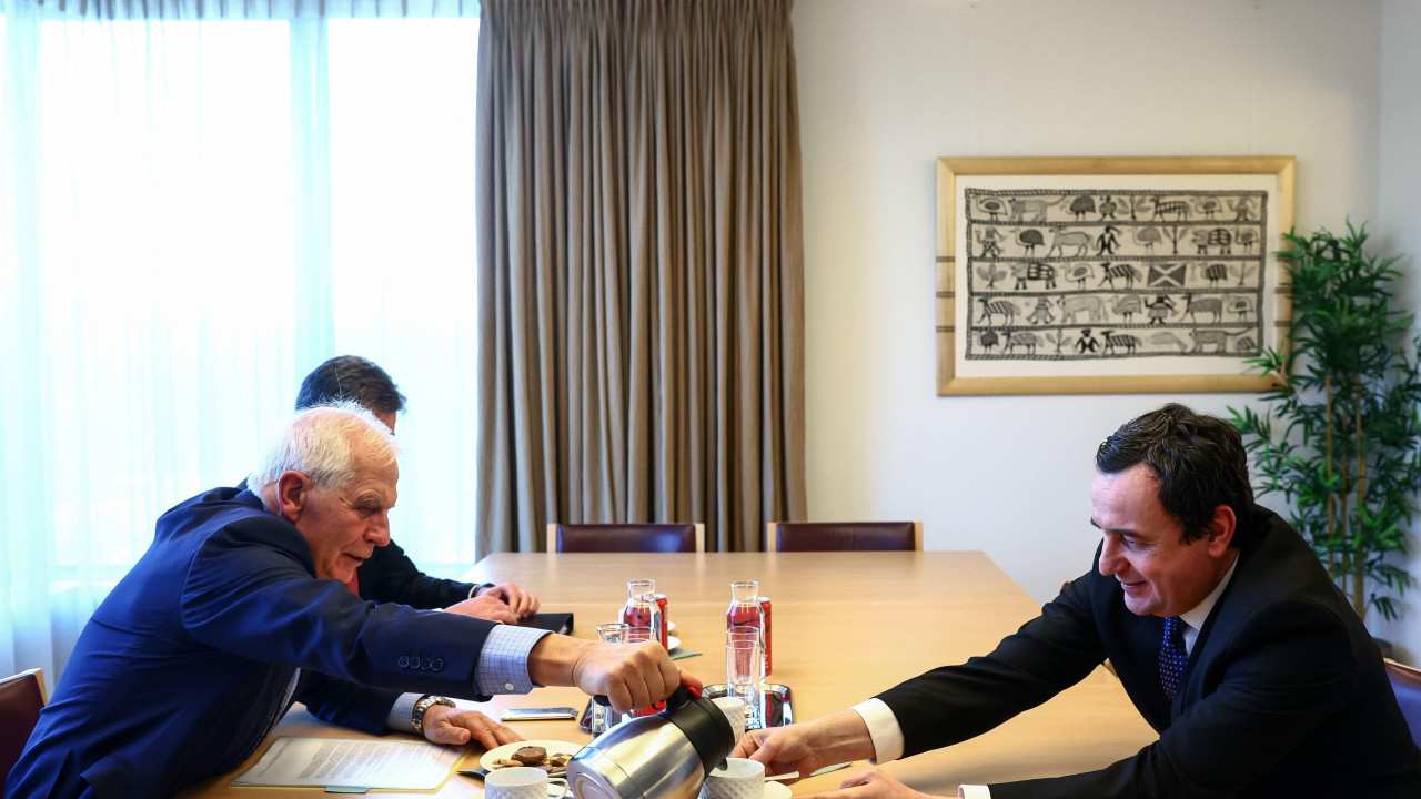 Žozep Borelj sipa čaj u šolju Aljbina Kurtija