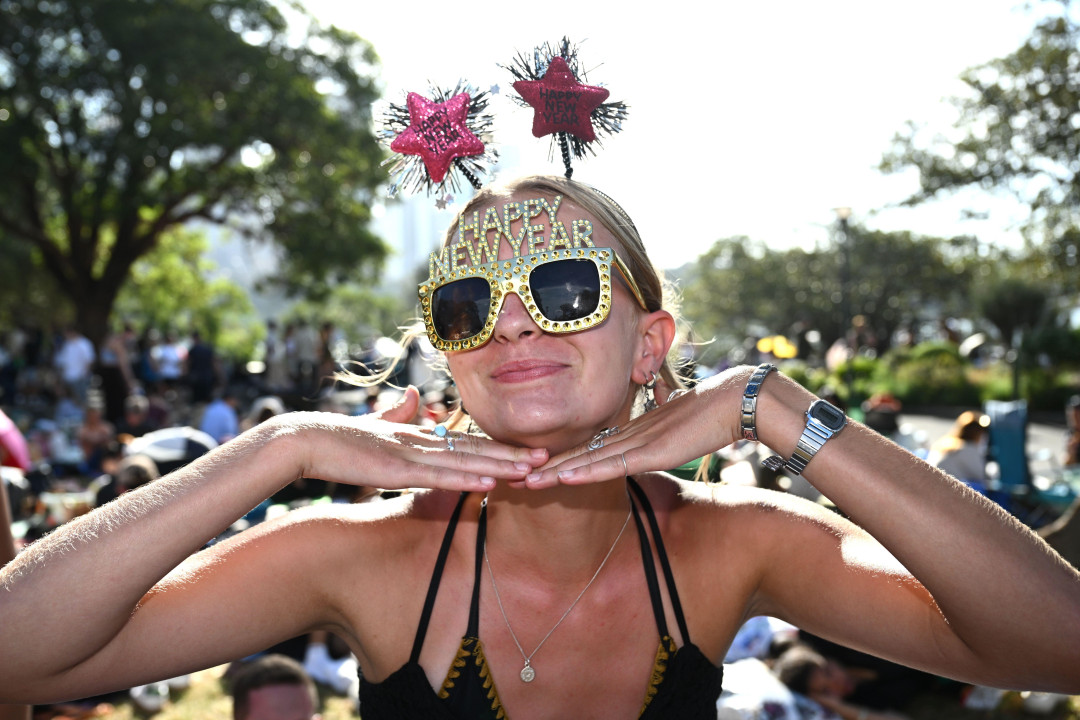 nova godina, srećna nova godina, devojka sa naočarima i natpisom srećna nova godina