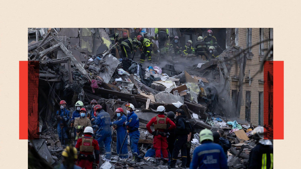 spasilačke službe tragaju za preživelima ispod ruševina zgrade u Kijevu koju je pogodio ruski projektil