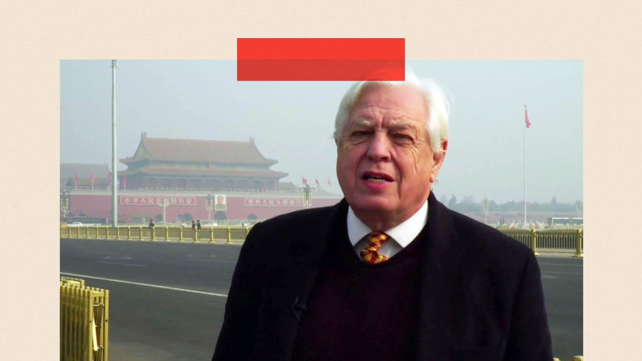 Džon Simpson na trgu Tjenanmen 2016. godine 