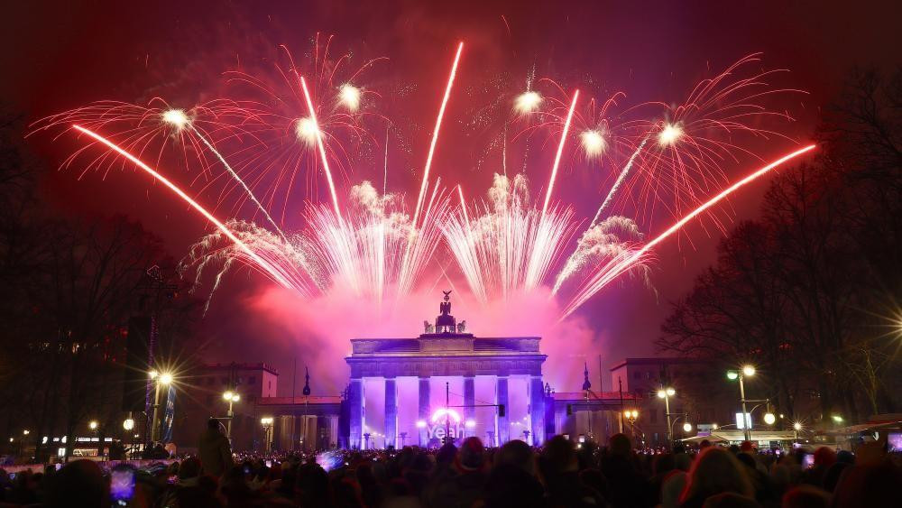 Vatrometima osvetljena Bradenburška kapija u Berlinu.