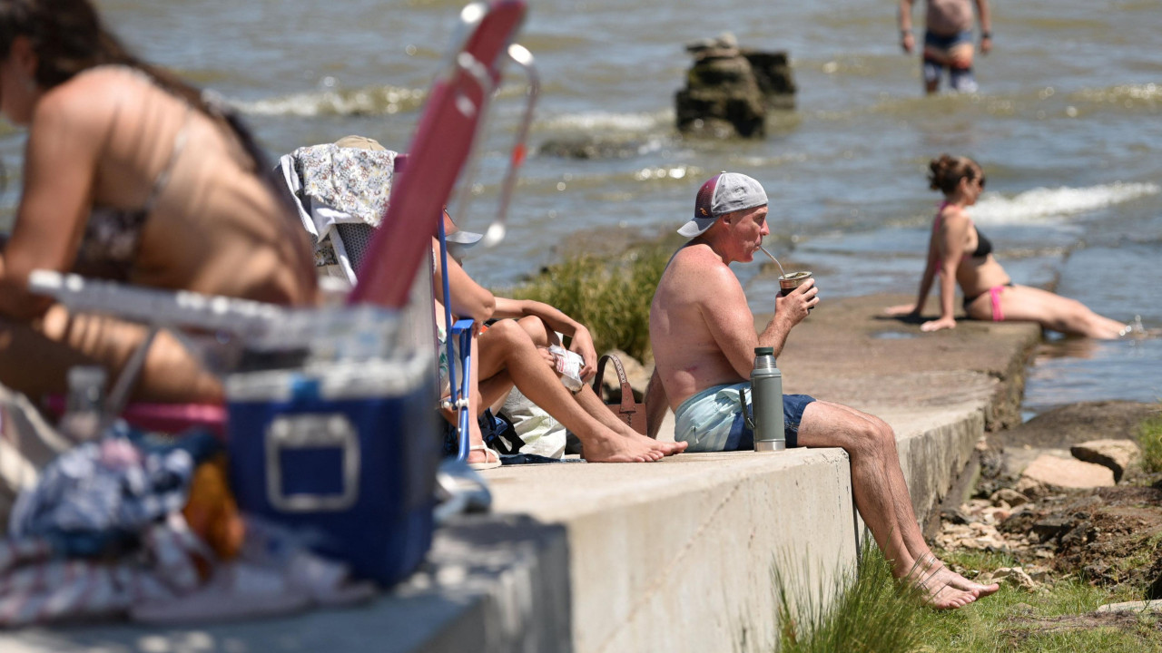 ljudi odmaraju na plaži 