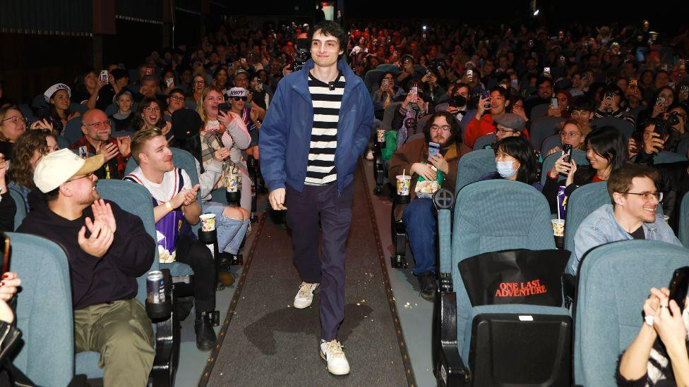 Fanovi pozdravljaju Fina Volfharda na prikazivanju poslednje epizode serije u bioskopu u Vankuveru