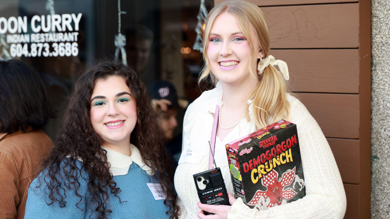 Dve obožavateljke u Vankuveru, na slici sa specijalnim pahuljicama Demogorgon kranč