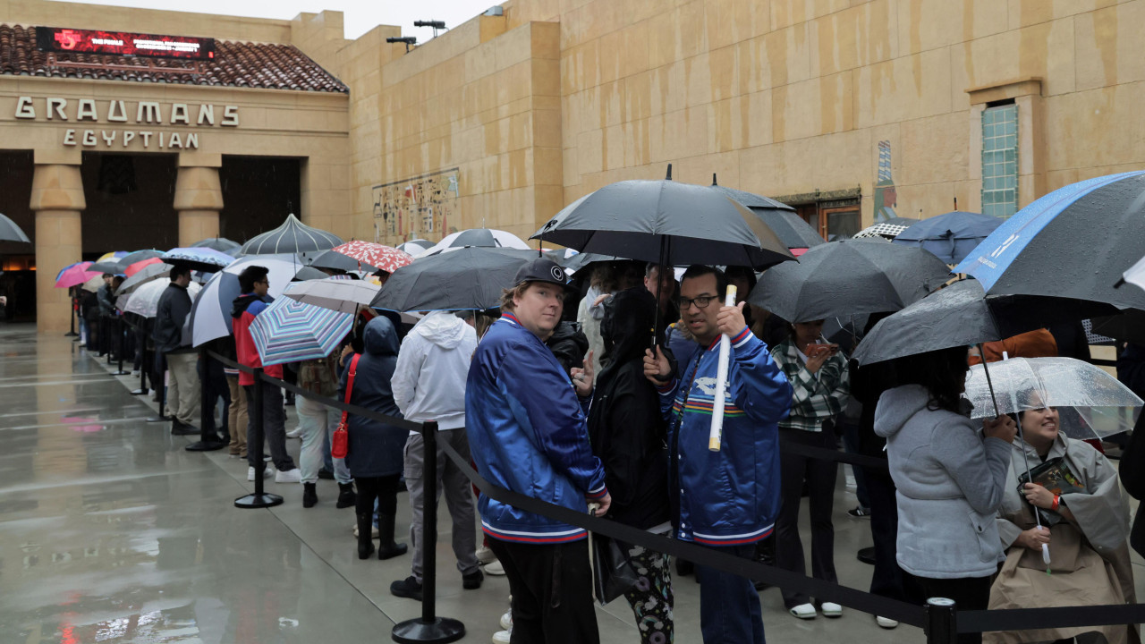 Fanovi u Los Anđelesu okupili su se uprkos kiši da bi prisustvovali projekciji finala u holivudskom Egipatskom teatru