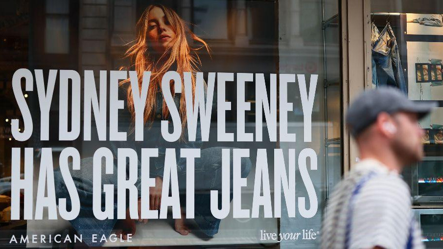 Izlog sa likom glumice Sidni Svini na prodavnici American Eagle u Njujorku, 1. avgusta 2025.