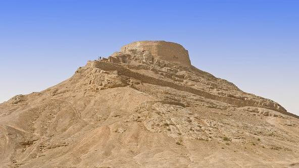 Fotografija drevnih građevina Kula tišine u kojima su se ostavljala tela sledbenika religije zasnovane na učenjima Zaratustre