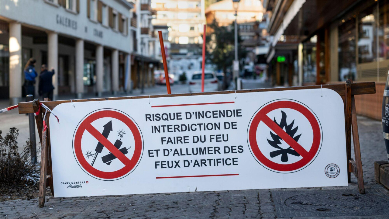 Transparent na kome piše da su zabranjeni vatrometi zbog opasnosti od požara 