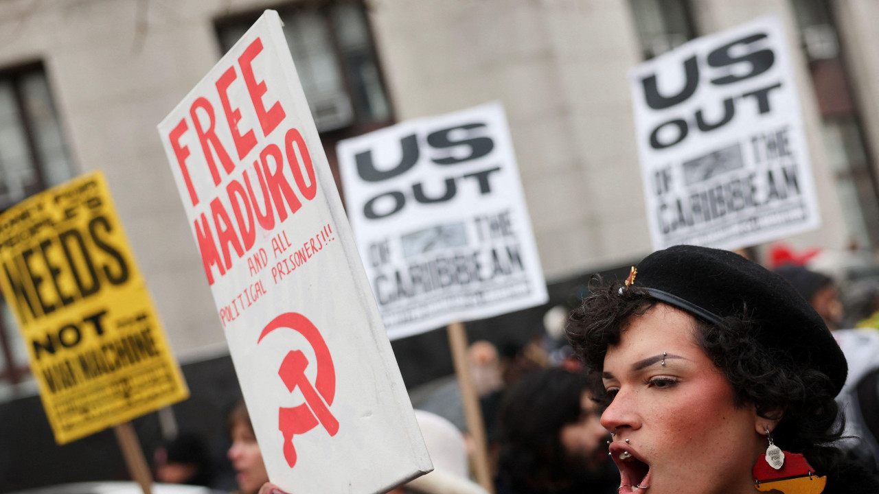 Demonstranti ispred suda u Njujorku