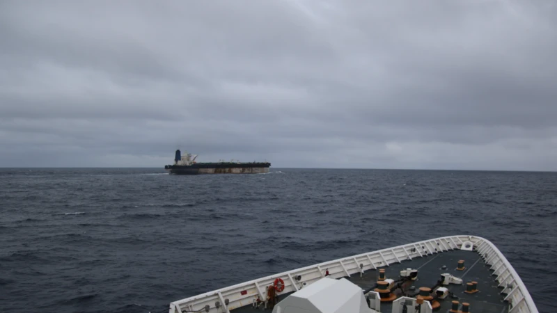 Paluba borda na okeanu, a u daljini se vidi tanker