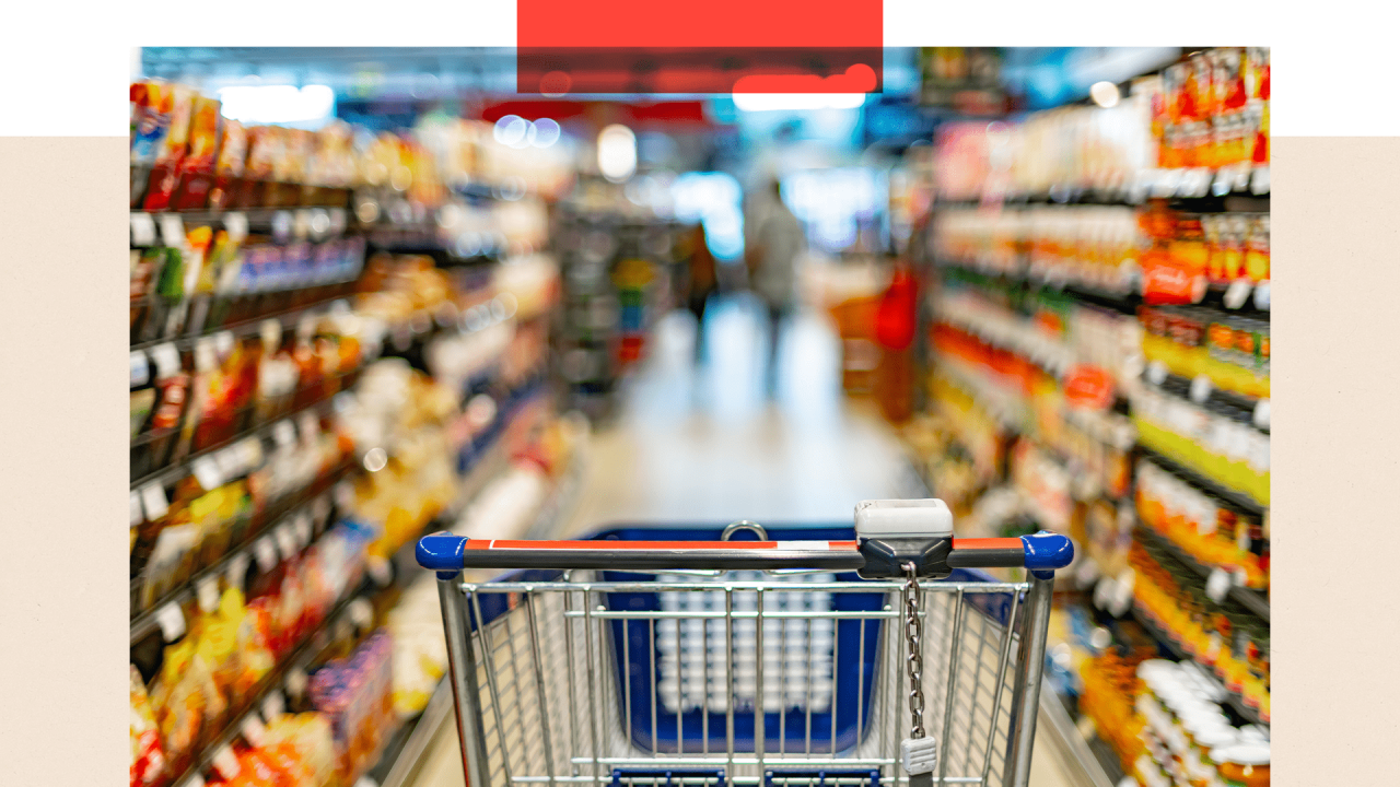 Kolica za kupovinu između rafova u supermarketu