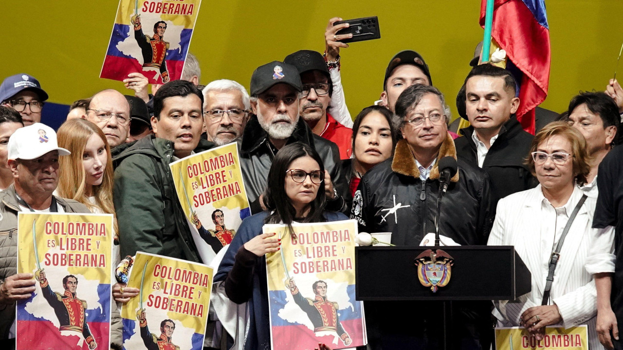 Kolumbijski predsednik Gustavo Petro, ​​okružen pristalicama koje drže plakate sa slikom lidera Južne Amerike za nezavisnost Simona Bolivara, pravi pauzu dok govori tokom skupa u odbranu nacionalnog suvereniteta, nakon izjava američkog predsednika Donalda Trampa koji sugerišu moguću vojnu intervenciju u Kolumbiji, nekoliko dana nakon što su SAD napale Venecuelu i zarobile njenog predsednika Nikolasa Madura i njegovu suprugu Siliju Flores