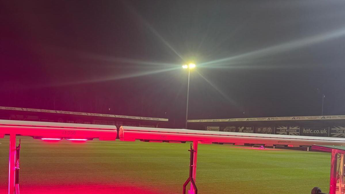 Roze led lampe koriste za održavanje trave na stadionu Hednesford tauna