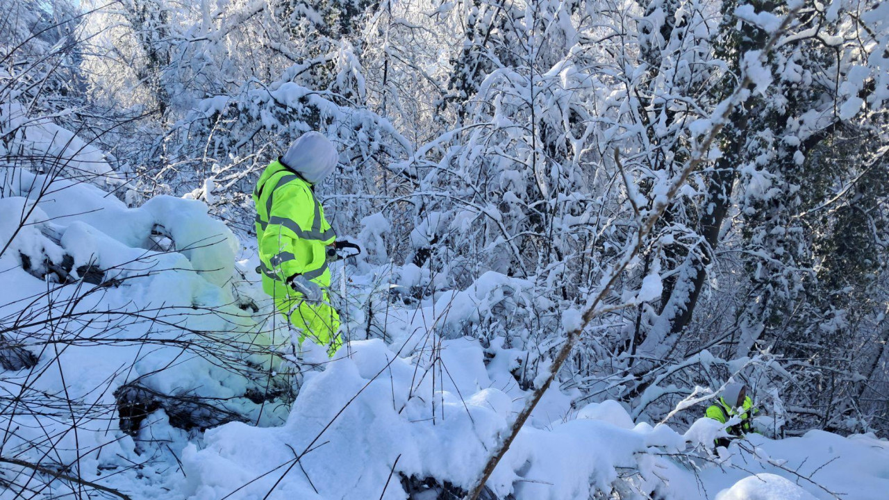 radnici popravljaju struju